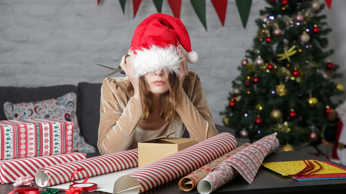 SURPRISA Blog Artikel Bild Ideen für persönliche Geschenke ganz ohne Basteltalent - versprochen zeigt depressive frustrierte Frau Verpackung Weihnachten Geschenk-Boxen Geschenkpapier Geschenke einpacken – Stockfoto
