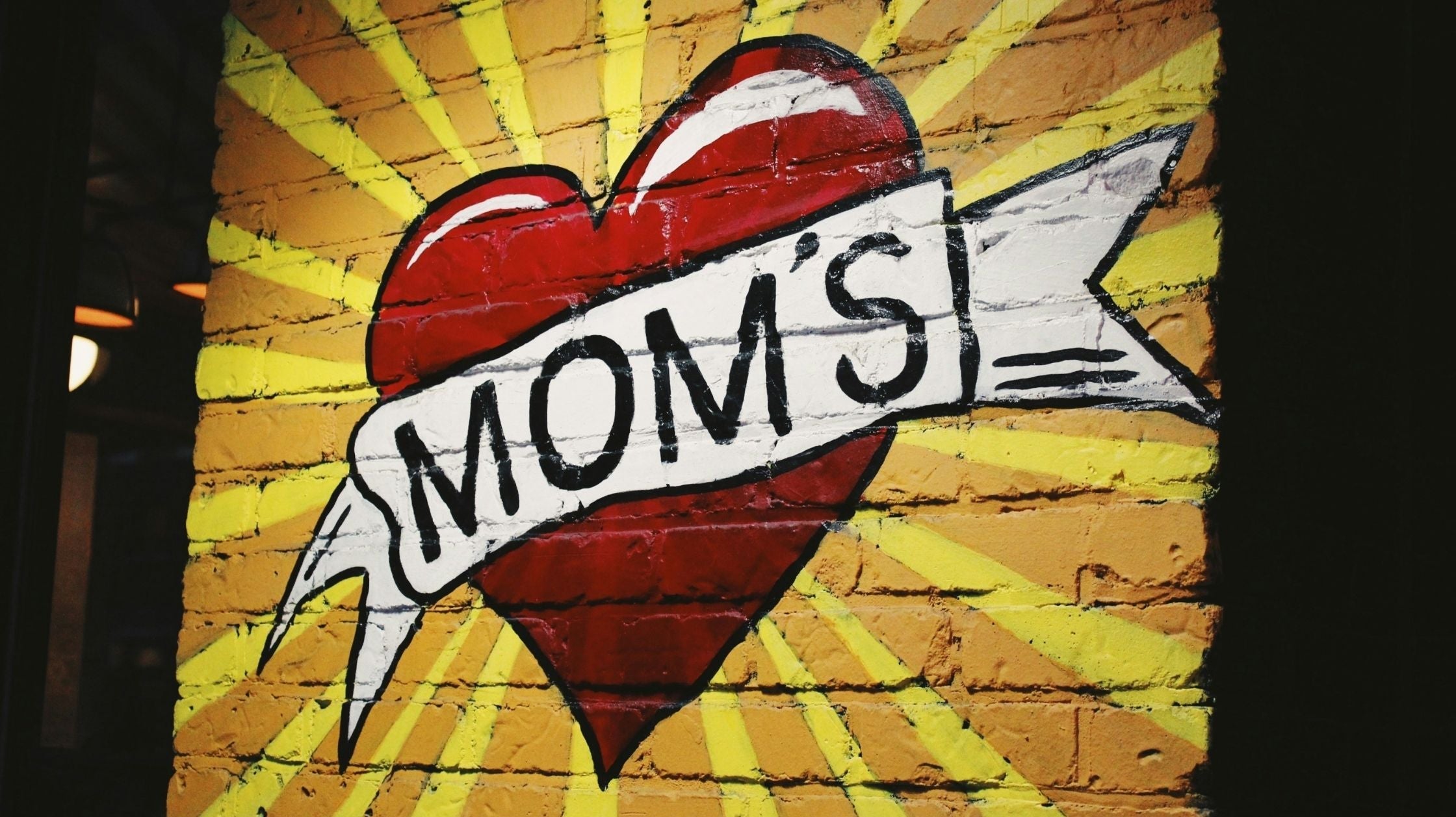 Handbemalte Steinwand mit rotem Herz und MOM'S Schriftzug – kreative Geschenkideen für Mama mit Liebe und Herz