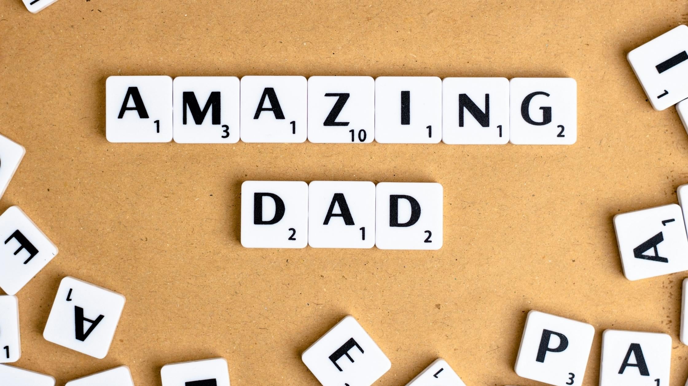Scrabble-Steine bilden den Schriftzug AMAZING DAD – originelle und kreative Geschenkideen für Papa zum Geburtstag oder Vatertag