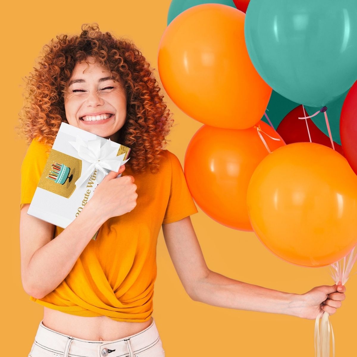 Geburtstagskind freut sich über personalisierte Merci-Packung von Surprisa – perfektes Dankesgeschenk
