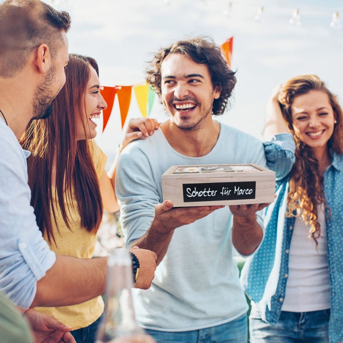 Marco freut sich über die Surprisa Schotter-Schatulle – kreative Verpackung für Geldgeschenke