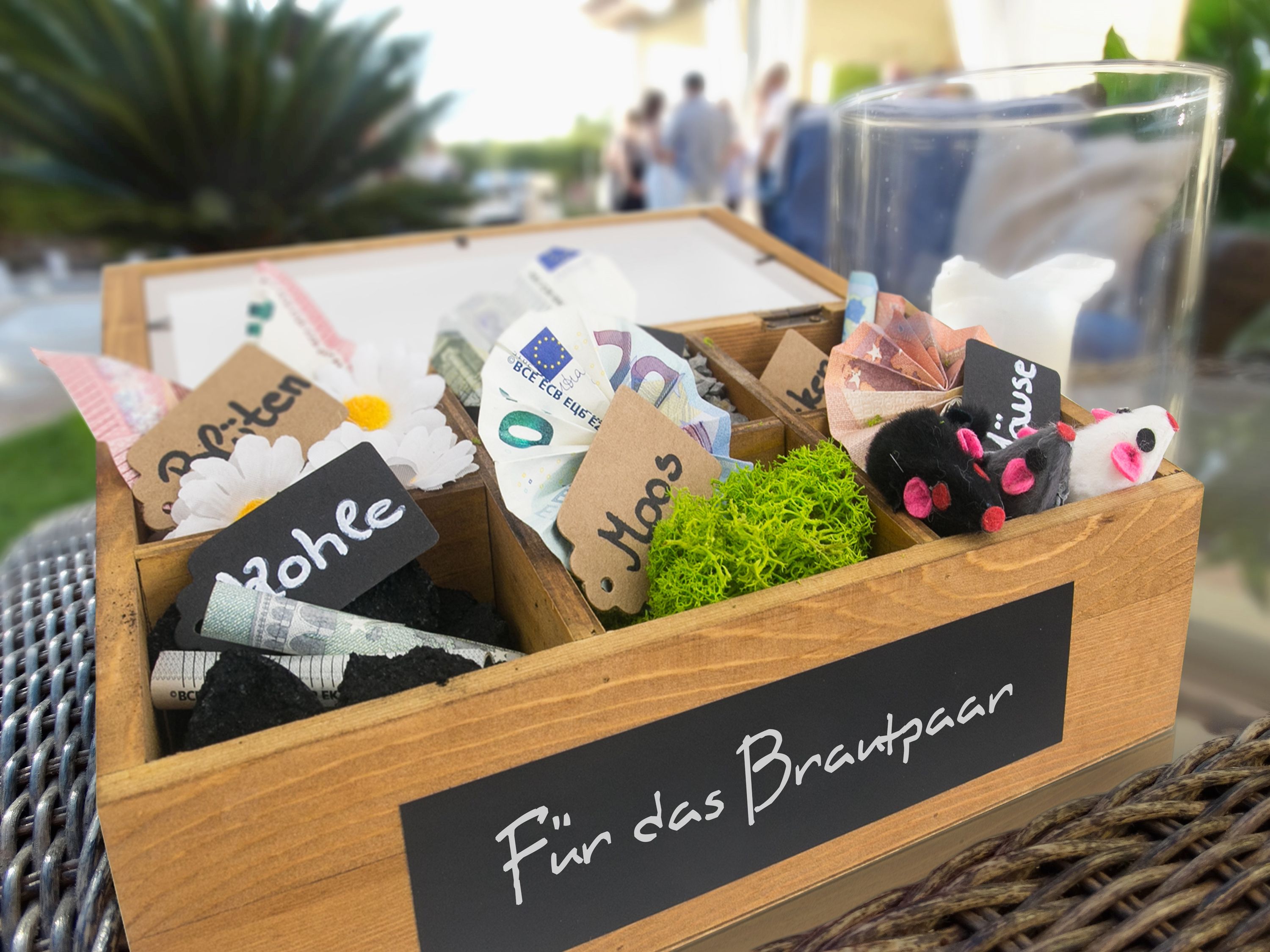 Offene Schotter-Schatulle mit Münzen als Hochzeitsgeldgeschenk für das Brautpaar