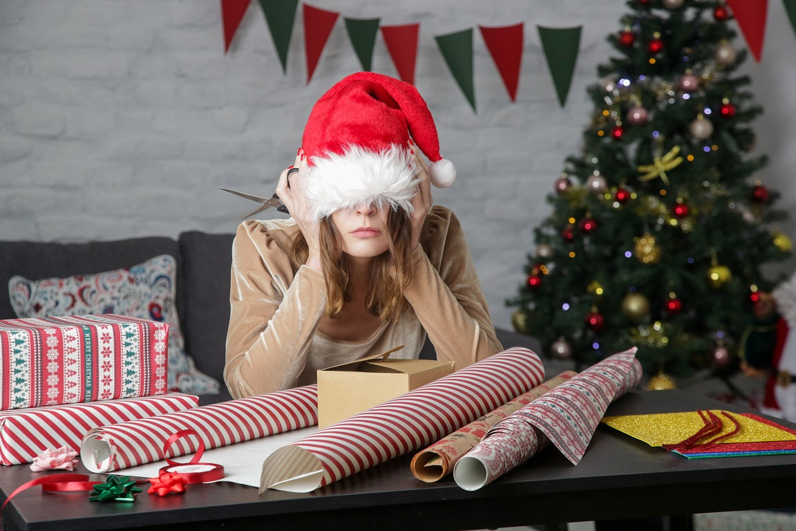 SURPRISA Blog Artikel Bild Ideen für persönliche Geschenke ganz ohne Basteltalent - versprochen  zeigt depressive frustrierte Frau Verpackung Weihnachten Geschenk-Boxen Geschenkpapier Geschenke einpacken – Stockfoto