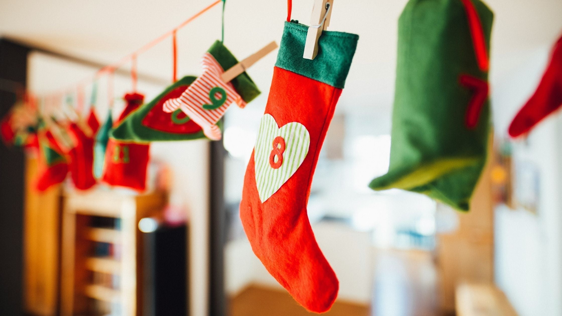 Selbstgemachter Adventskalender mit Säckchen und Stiefelchen an Schnur – kreative Ideen für Erwachsene