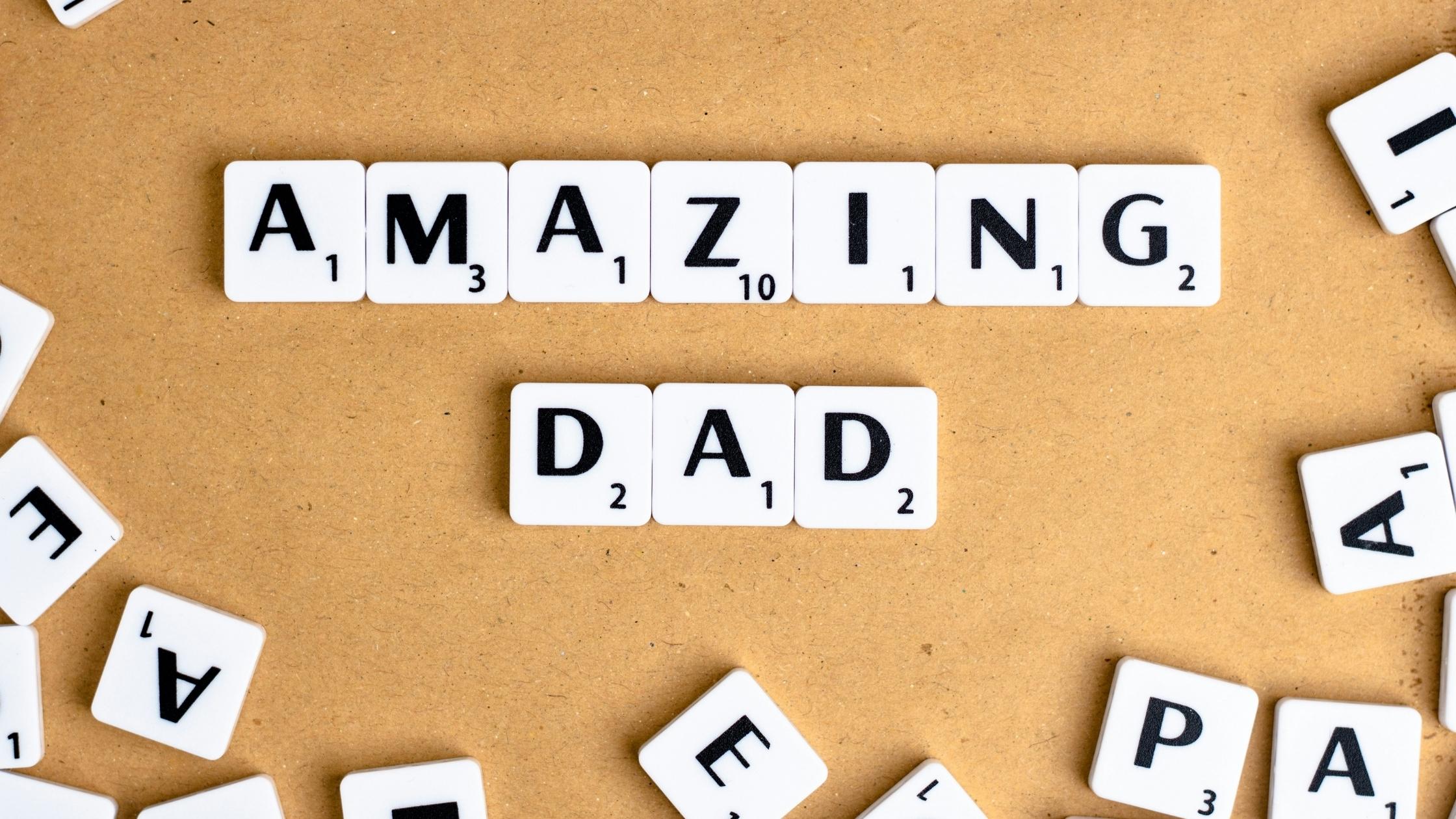 Scrabble-Steine bilden den Schriftzug AMAZING DAD – originelle und kreative Geschenkideen für Papa zum Geburtstag oder Vatertag